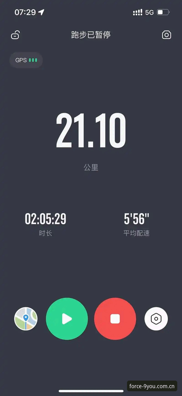 品牌发布原力站2026新版 0.1公里/小时。对,你没看错,摩纳哥站赛后罚单上那些刺眼的“维修区超速”,最离谱的也就快了这么多——一脚刹车深浅的误差,甚至不如你走路时快慢的变化。但偏偏就是这么点肉眼不可见的“偷鸡”,让皮亚斯特里、拉塞尔、科拉平托、加斯利和汉密尔顿集体吃了罚单,其中加斯利更是直接丢了领奖台。这背后到底怎么回事?作为常年蹲维修区出口的“老油条”,我得说这次FIA的套路,比摩纳哥的街道赛还弯。